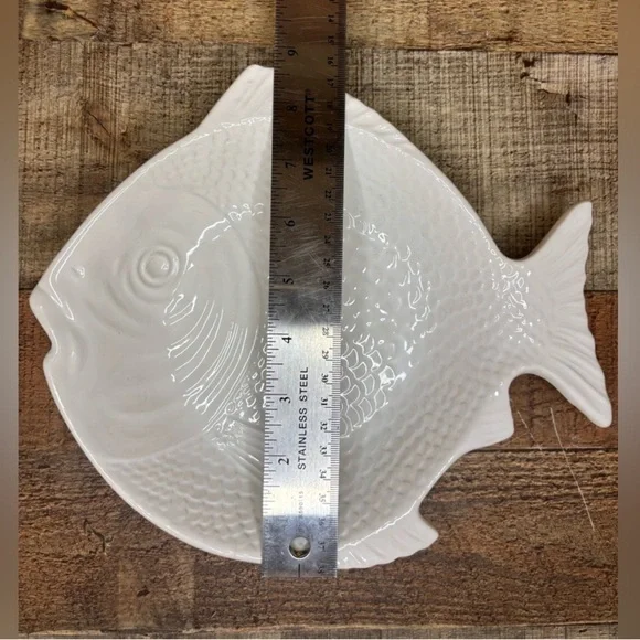 White Plate Vintage Whittier Unique
Pottery Ceramic Textured Fish Shaped Bowl - Picture 9 of 10